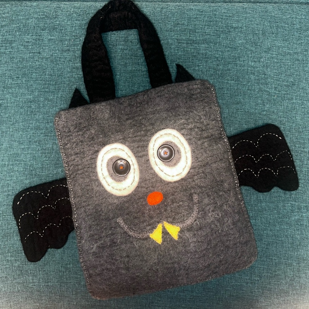 Hallmark Halloween 100% Wool Bat Trick Or Treat Bag Embroidered Excellent!